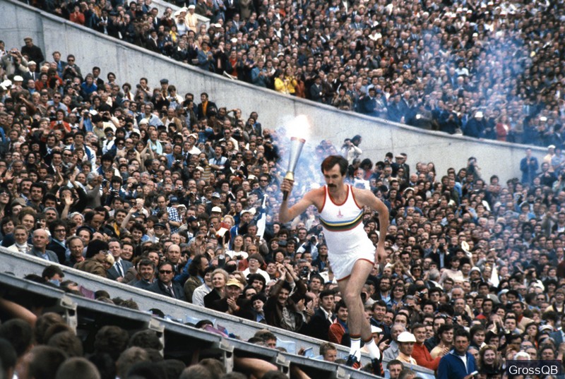 На фото олимпийский факел в Москве 1980
